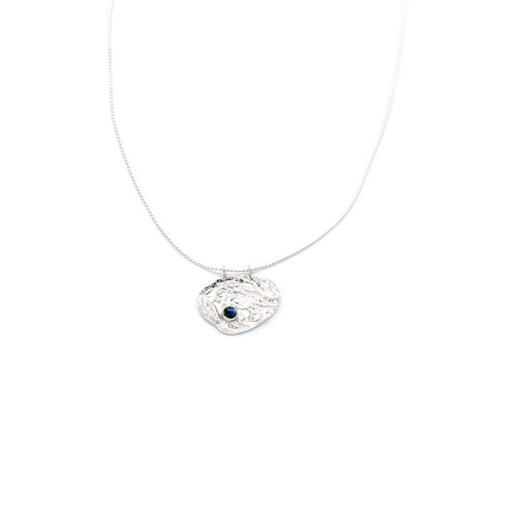Handcrafted silver Nerine necklace by Atelier Objectora with an organic, water-inspired texture, featuring a labradorite stone, elegant and unique.

Ručne vyrobený strieborný náhrdelník Nerine od Atelier Objectora s organickým dizajnom inšpirovaným vodou, osadený labradoritom, elegantný a jedinečný