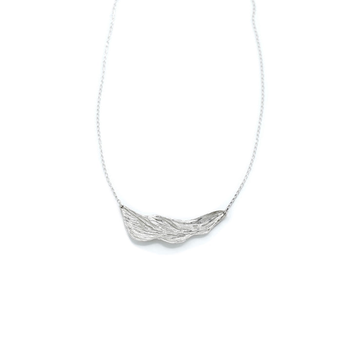 Thalassa necklace, bold statement piece, handcrafted from silver, inspired by the sea, unique design, by Atelier Objectora, minimalist elegance, timeless accessory
Thalassa náhrdelník, výrazný dizajnový kúsok, ručne vyrábaný zo striebra, inšpirovaný morom, jedinečný dizajn, od Atelier Objectora, minimalistická elegancia, nadčasový doplnok