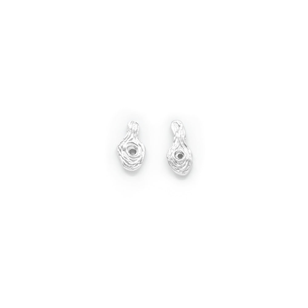 Handcrafted silver Ceto earrings by Atelier Objectora with an organic, fluid design, minimalist and striking
Ručne vyrobené strieborné náušnice Ceto od Atelier Objectora s organickým, plynulým dizajnom, minimalistické a výrazné