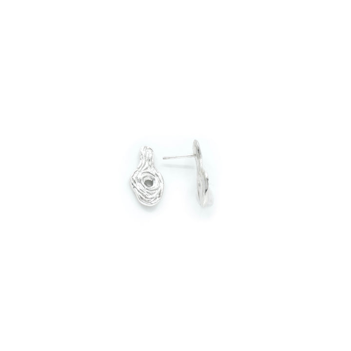 Handcrafted silver Ceto earrings by Atelier Objectora with an organic, fluid design, minimalist and striking
Ručne vyrobené strieborné náušnice Ceto od Atelier Objectora s organickým, plynulým dizajnom, minimalistické a výrazné