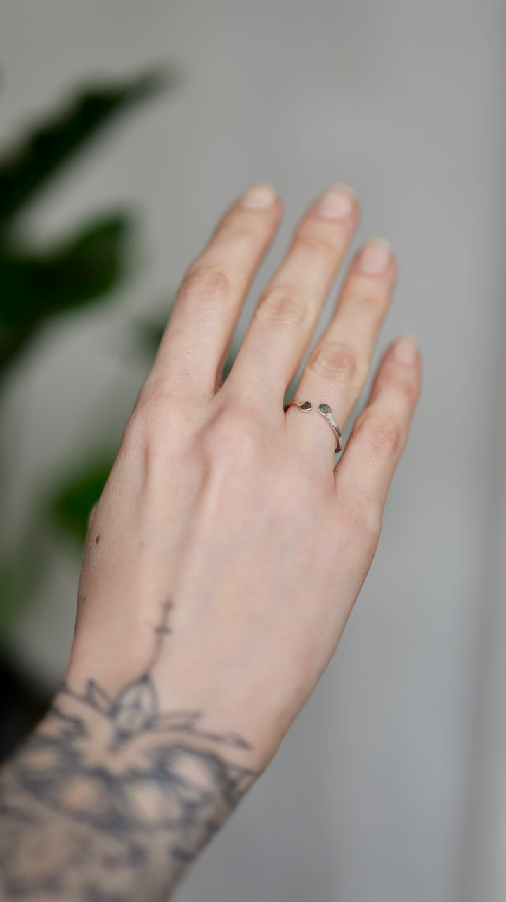 Minimalistický Strieborný prsteň "minimal XS", otvorený prsteň zo striebra s tepaným povrchom