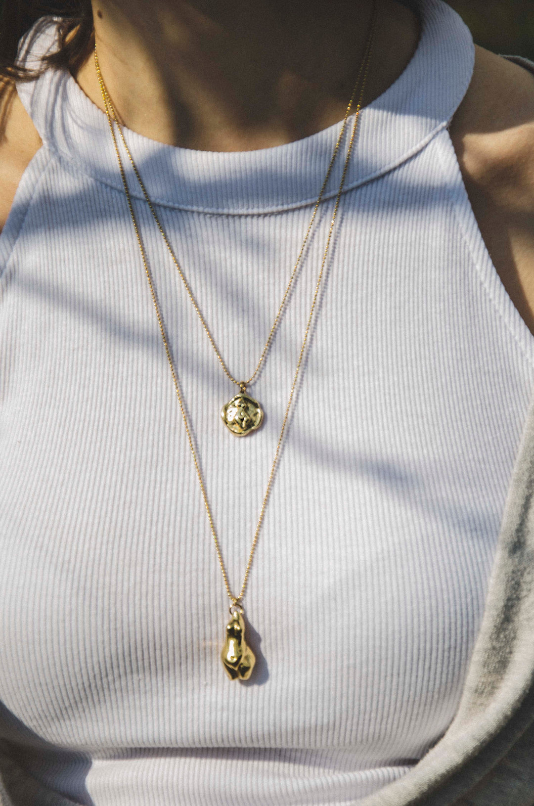 Handcrafted brass Venus coin pendant necklace by Atelier Objectora, with a textured, timeworn aesthetic depicting a female figure on a gold-plated steel chain, evoking the essence of ancient artifacts.
Ručne vyrobený mosadzný náhrdelník s medailonom Venuše od Atelier Objectora, s textúrovaným dizajnom a patinovaným vzhľadom, zobrazujúcim ženskú postavu na pozlátenej oceľovej retiazke, pripomínajúci starodávne artefakty.