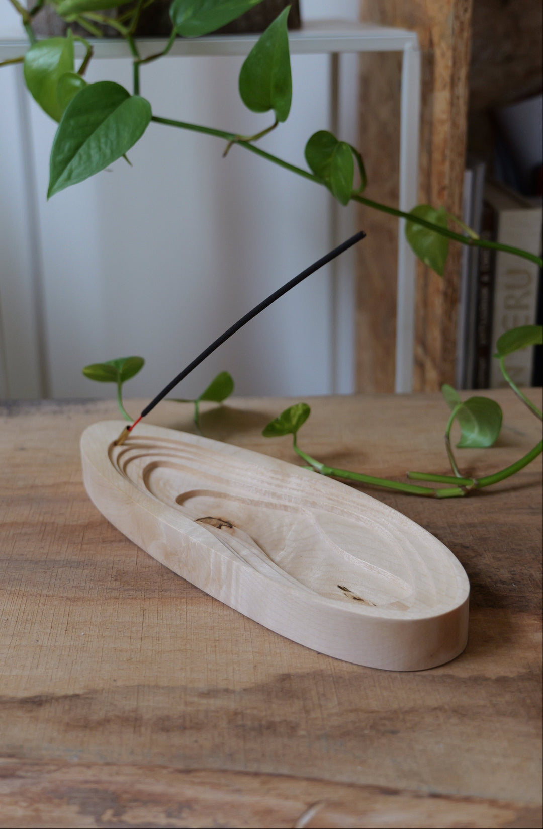 Dizajnový stojan na vonné tyčinky z bledého dreva  – Atelier Objectora. Minimalistický dizajn pre jemné zenové prostredie.
Designer Light wood incense holder – Atelier Objectora. Minimalist design for a gentle Zen atmosphere.