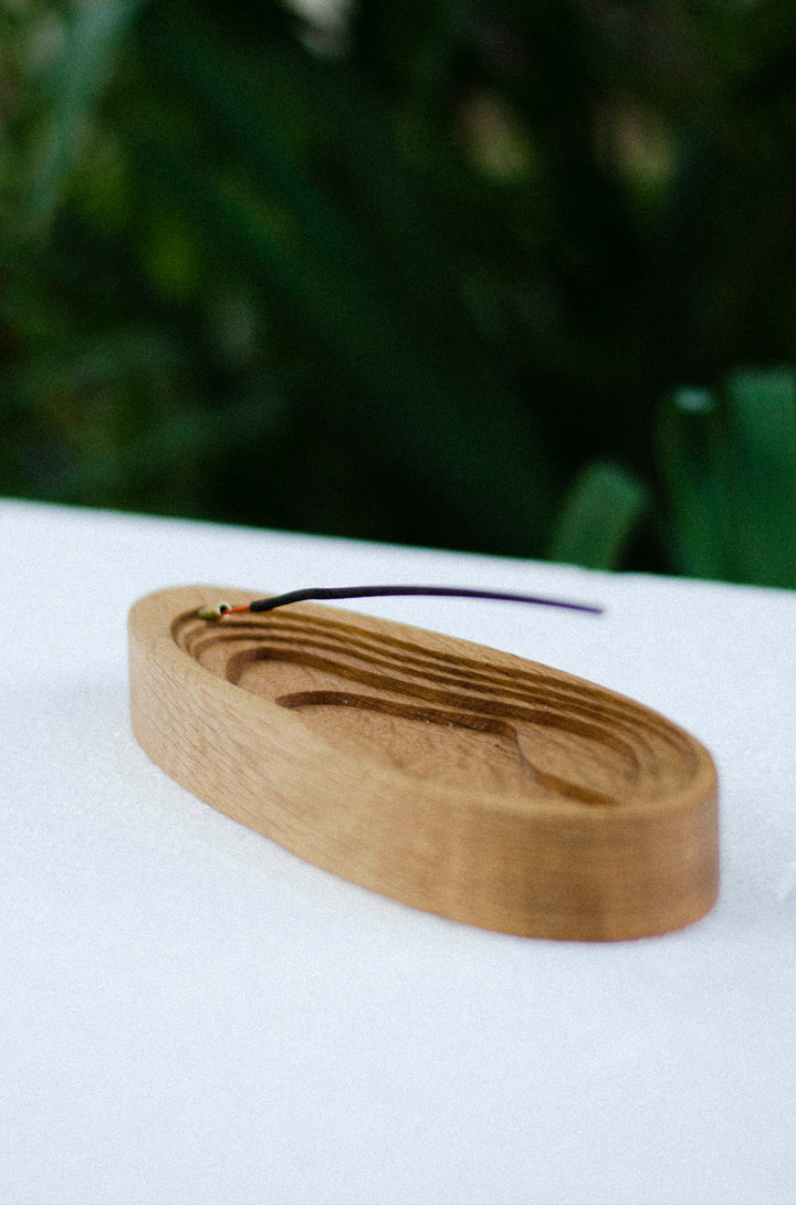 Moderný dizajnový drevený stojan na vonné tyčinky z dubového dreva – Atelier Objectora. Sofistikovaný prírodný dizajn pre harmóniu domova.
Modern designer wooden incense holder made of oak – Atelier Objectora. Sophisticated natural design for home harmony.