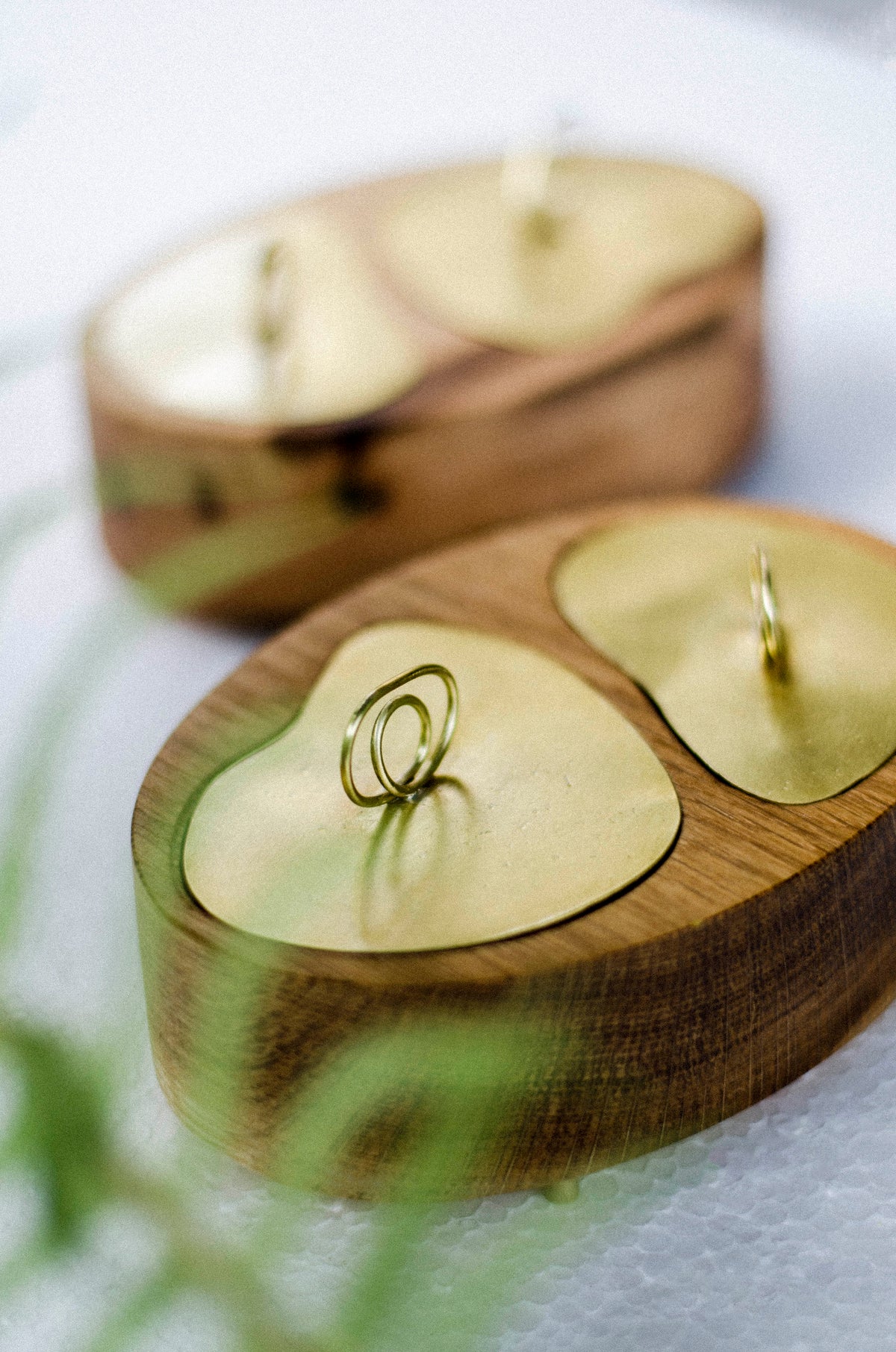Dizajnová drevená šperkovnica dub
Luxusná šperkovnica z dubového dreva s mosadznými prvkami – Atelier Objectora. Ručne vyrobená minimalistická krabička na šperky.
Luxury designer oak wood jewelry box – Atelier Objectora. Handcrafted minimalist jewelry storage box with brass lids.