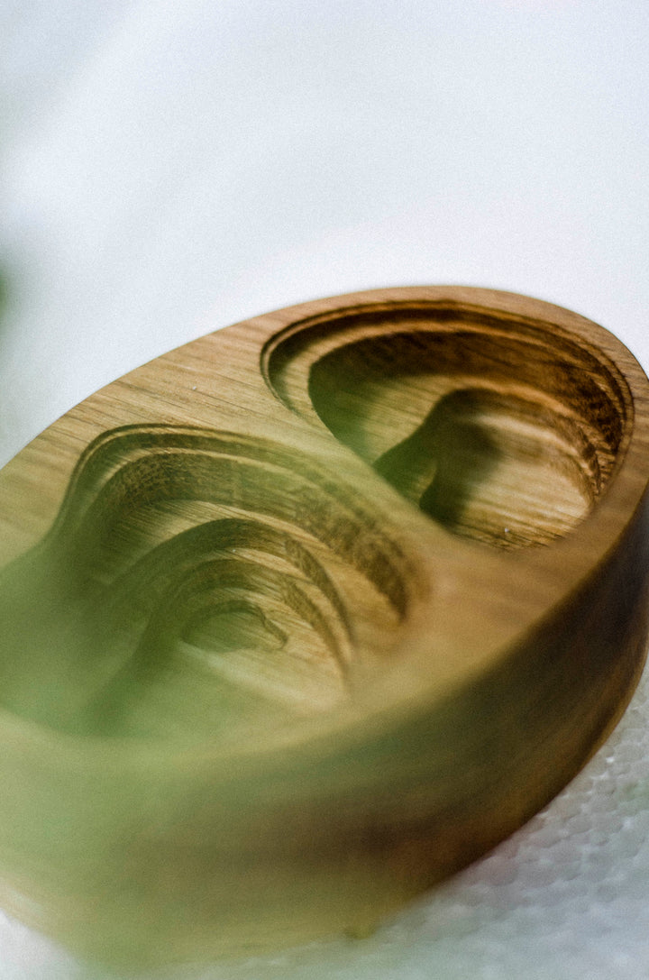 Dizajnová drevená šperkovnica dub
Luxusná šperkovnica z dubového dreva s mosadznými prvkami – Atelier Objectora. Ručne vyrobená minimalistická krabička na šperky.
Luxury designer oak wood jewelry box – Atelier Objectora. Handcrafted minimalist jewelry storage box with brass lids.