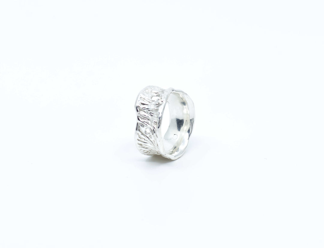 Handcrafted silver Ceto massive unisex ring by Atelier Objectora with a bold, organic design

Ručne vyrobený strieborný masívny unisex prsteň Ceto od Atelier Objectora s výrazným, organickým dizajnom