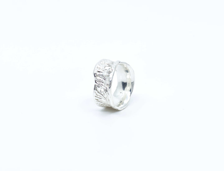 Handcrafted silver Ceto massive unisex ring by Atelier Objectora with a bold, organic design

Ručne vyrobený strieborný masívny unisex prsteň Ceto od Atelier Objectora s výrazným, organickým dizajnom