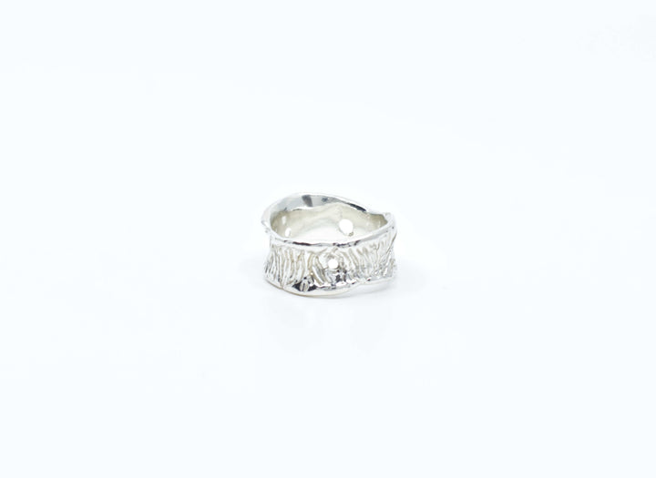 Handcrafted silver Ceto massive unisex ring by Atelier Objectora with a bold, organic design

Ručne vyrobený strieborný masívny unisex prsteň Ceto od Atelier Objectora s výrazným, organickým dizajnom