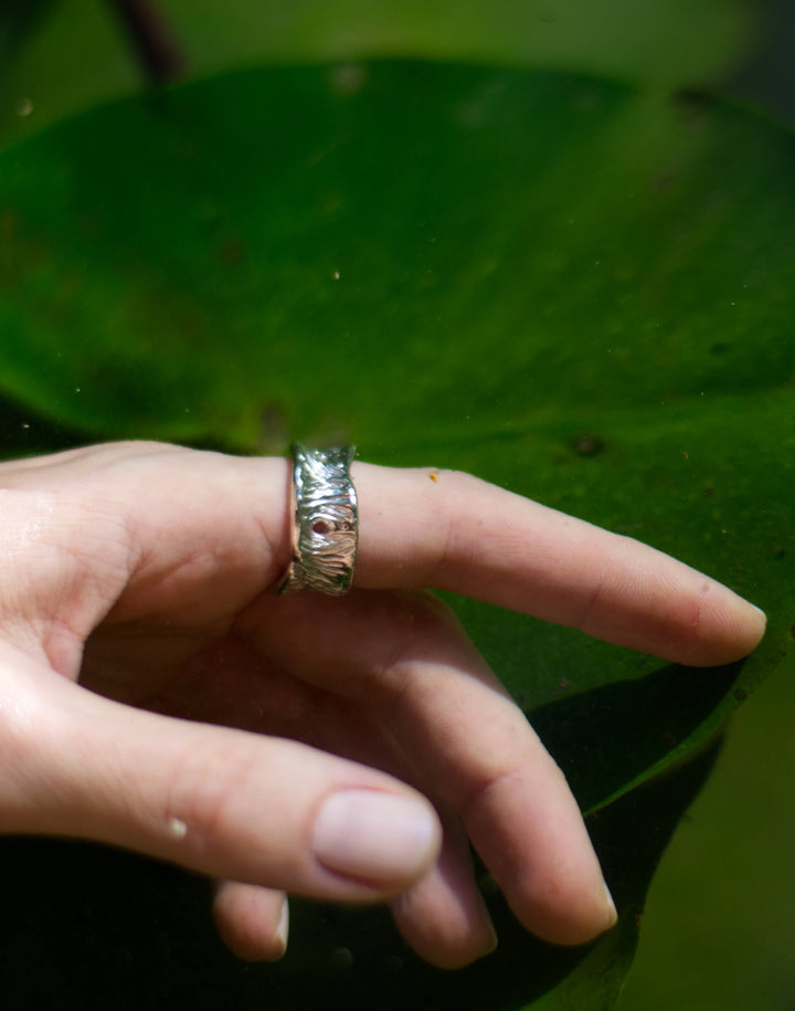 Handcrafted silver Ceto massive unisex ring by Atelier Objectora with a bold, organic design

Ručne vyrobený strieborný masívny unisex prsteň Ceto od Atelier Objectora s výrazným, organickým dizajnom