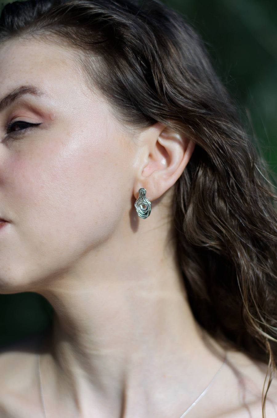 Handcrafted silver Ceto earrings by Atelier Objectora with an organic, fluid design, minimalist and striking
Ručne vyrobené strieborné náušnice Ceto od Atelier Objectora s organickým, plynulým dizajnom, minimalistické a výrazné