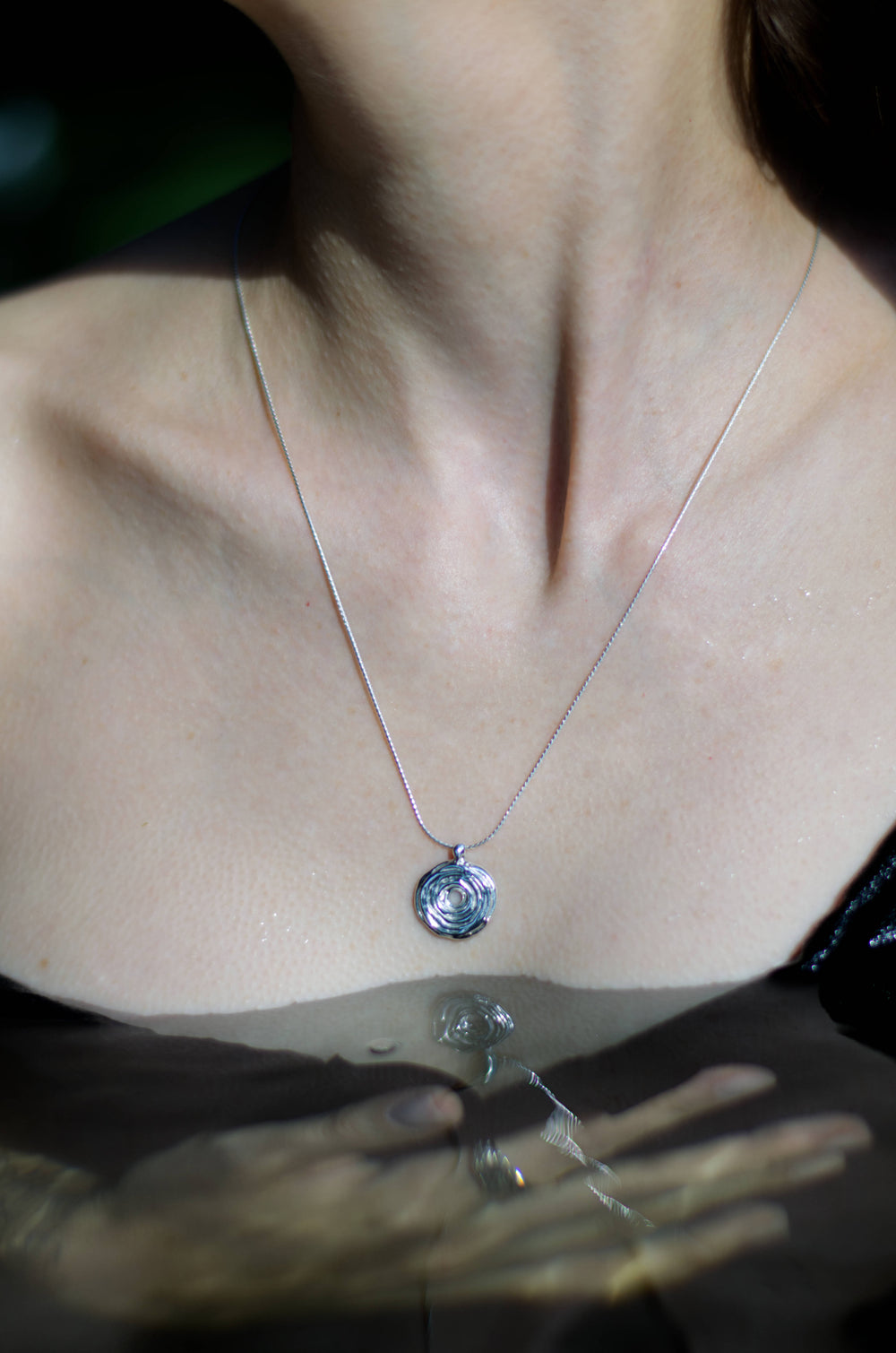 Handcrafted silver Ceto medallion necklace by Atelier Objectora with an organic, flowing design, minimalist and elegant, perfect for making a subtle yet bold statement.
 Ručne vyrobený strieborný náhrdelník s medailónom Ceto od Atelier Objectora s organickým, plynulým dizajnom, minimalistický a elegantný, výrazný strieborný náhrdelník s medailónom