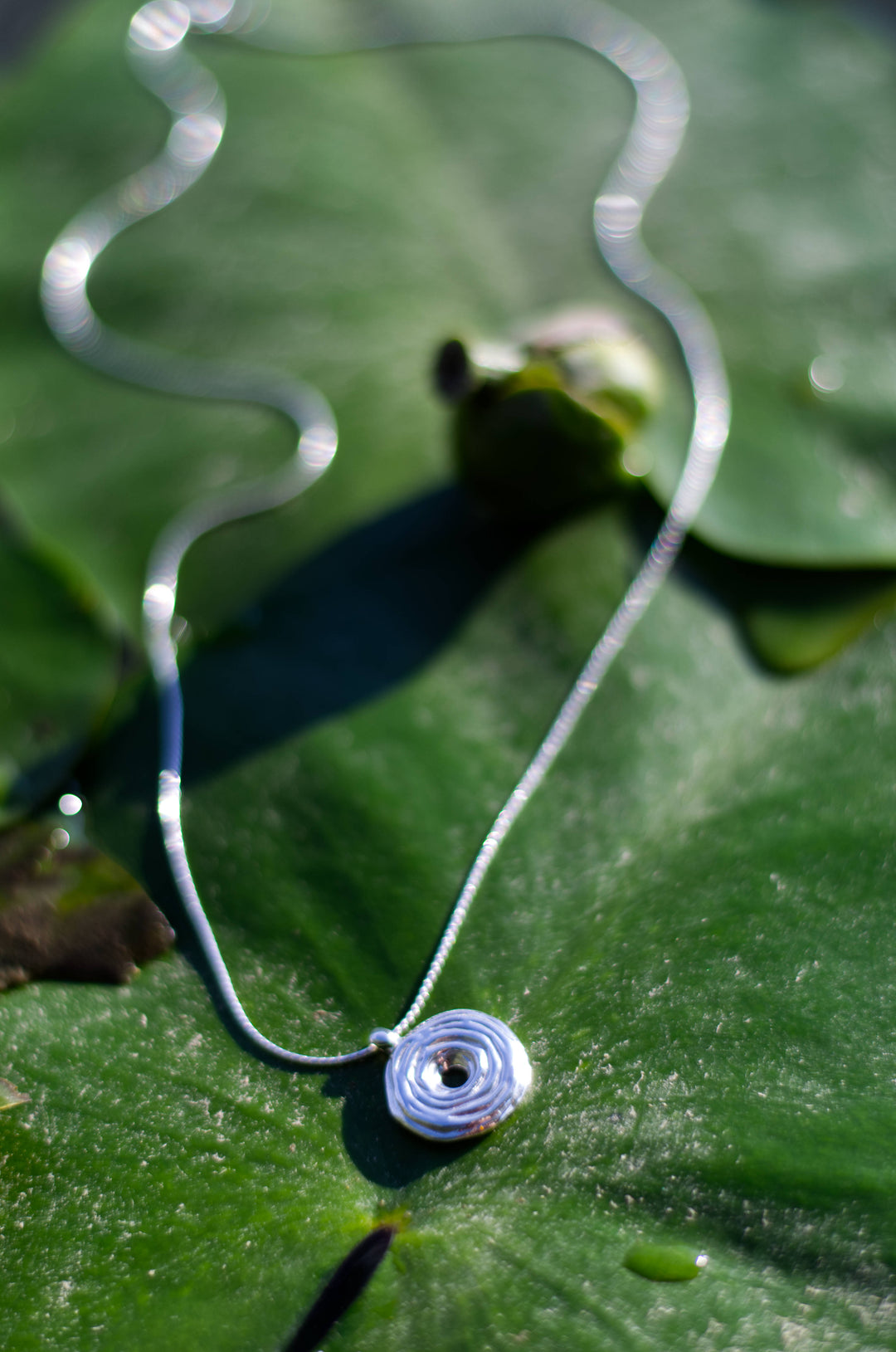 Handcrafted silver Ceto medallion necklace by Atelier Objectora with an organic, flowing design, minimalist and elegant, perfect for making a subtle yet bold statement.
 Ručne vyrobený strieborný náhrdelník s medailónom Ceto od Atelier Objectora s organickým, plynulým dizajnom, minimalistický a elegantný, výrazný strieborný náhrdelník s medailónom