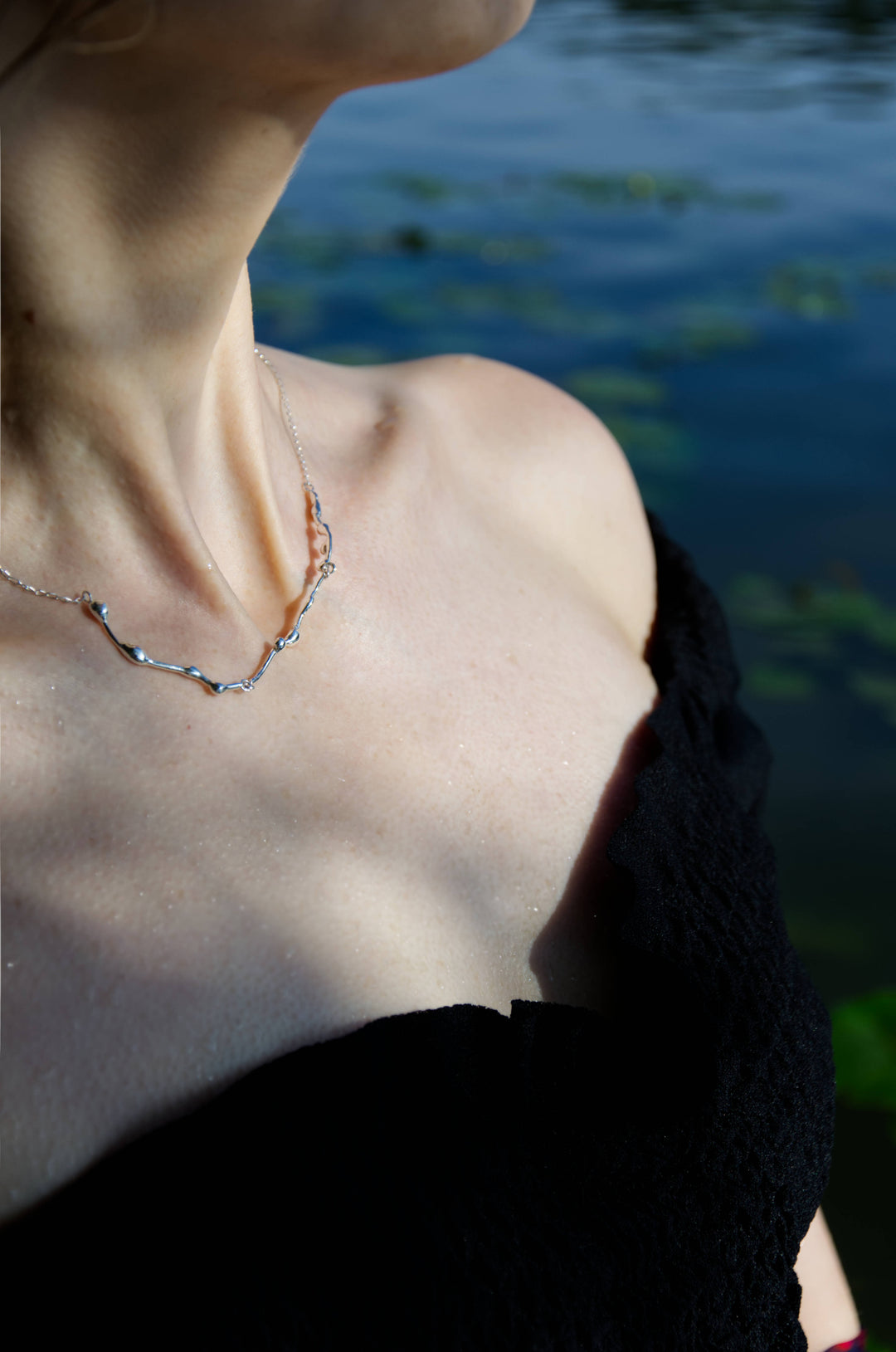 Handcrafted silver Naiad choker necklace by Atelier Objectora with an organic, water-inspired design, minimalist yet bold, perfect for layering or wearing alone. / Ručne vyrobený strieborný choker náhrdelník Naiad od Atelier Objectora s organickým dizajnom inšpirovaným vodou, minimalistický, no výrazný, ideálny na vrstvenie alebo nosenie samostatne.