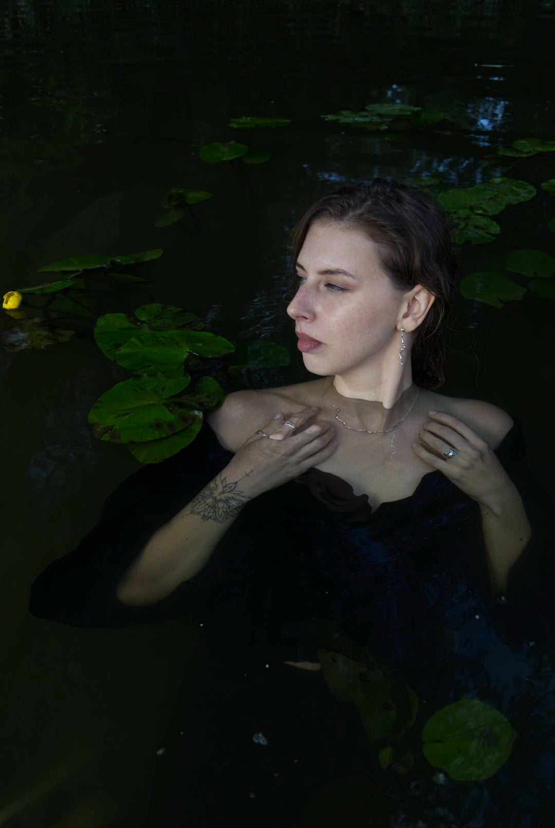 Handcrafted silver Naiad choker necklace by Atelier Objectora with an organic, water-inspired design, minimalist yet bold, perfect for layering or wearing alone. / Ručne vyrobený strieborný choker náhrdelník Naiad od Atelier Objectora s organickým dizajnom inšpirovaným vodou, minimalistický, no výrazný, ideálny na vrstvenie alebo nosenie samostatne.