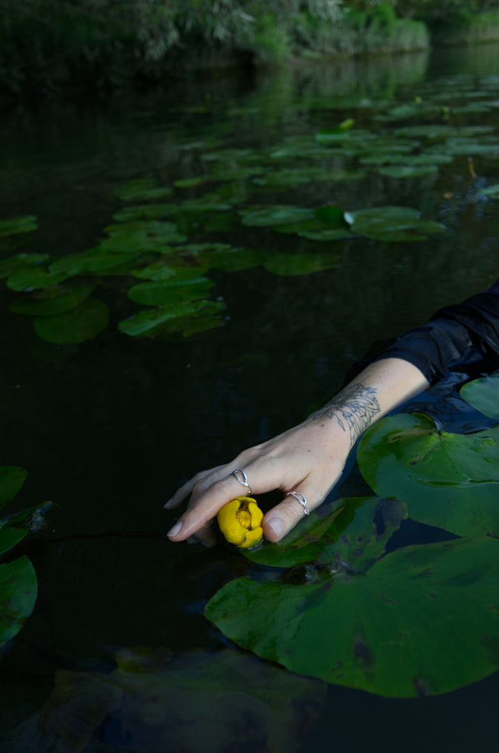 Minimalist silver ring inspired by flowing water, handcrafted design – Naiad Collection, Atelier Objectora.
Minimalistický strieborný prsteň inšpirovaný prúdiacou vodou, ručne vyrábaný dizajn – Kolekcia Naiad, Atelier Objectora.
