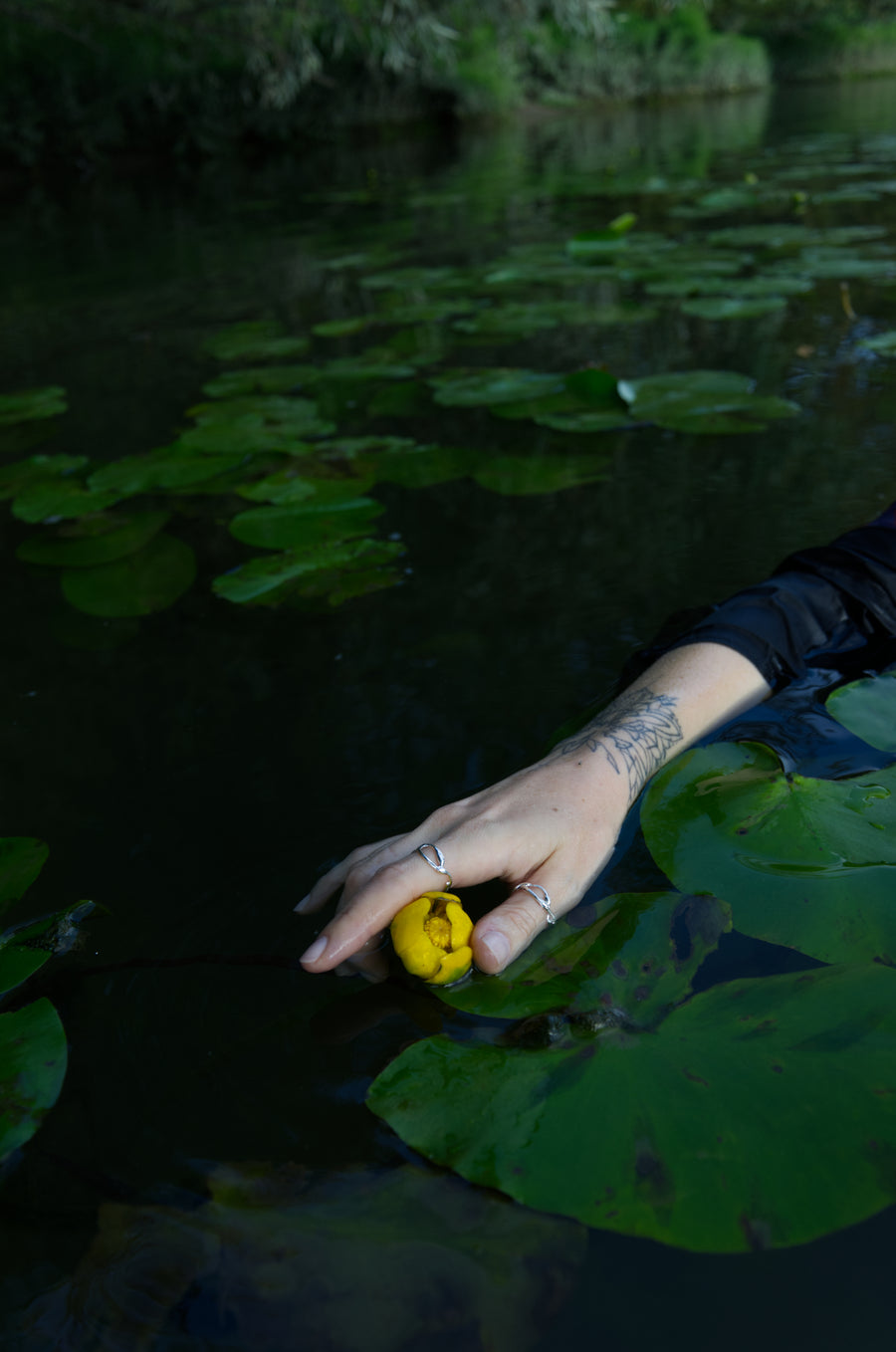 Minimalist silver ring inspired by flowing water, handcrafted design – Naiad Collection, Atelier Objectora.
Minimalistický strieborný prsteň inšpirovaný prúdiacou vodou, ručne vyrábaný dizajn – Kolekcia Naiad, Atelier Objectora.