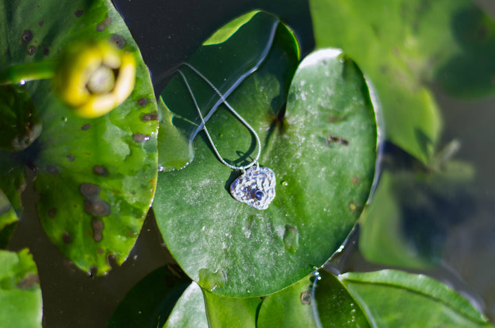 Handcrafted silver Nerine necklace by Atelier Objectora with an organic, water-inspired texture, featuring a labradorite stone, elegant and unique.

Ručne vyrobený strieborný náhrdelník Nerine od Atelier Objectora s organickým dizajnom inšpirovaným vodou, osadený labradoritom, elegantný a jedinečný