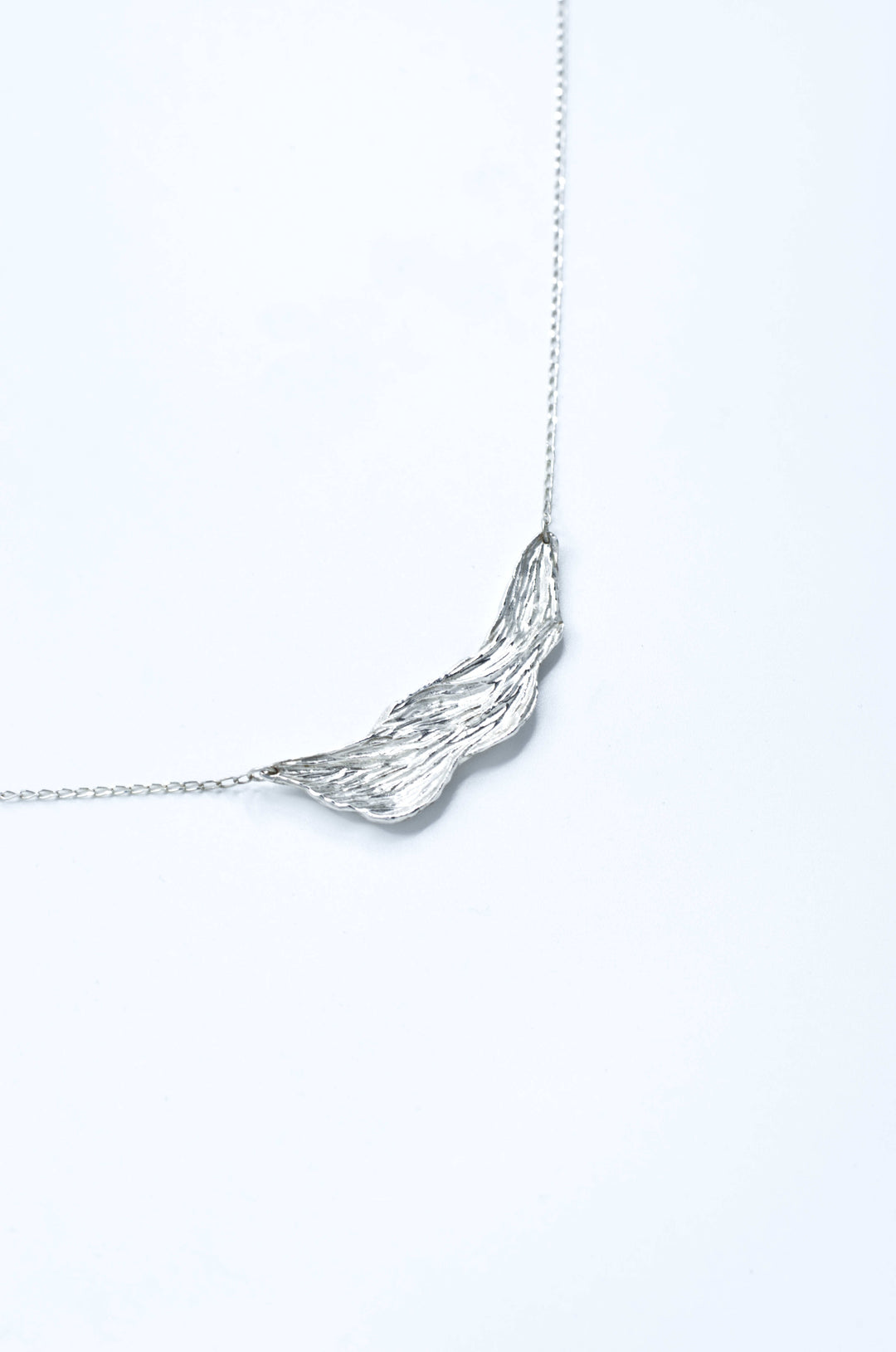 Thalassa necklace, bold statement piece, handcrafted from silver, inspired by the sea, unique design, by Atelier Objectora, minimalist elegance, timeless accessory
Thalassa náhrdelník, výrazný dizajnový kúsok, ručne vyrábaný zo striebra, inšpirovaný morom, jedinečný dizajn, od Atelier Objectora, minimalistická elegancia, nadčasový doplnok