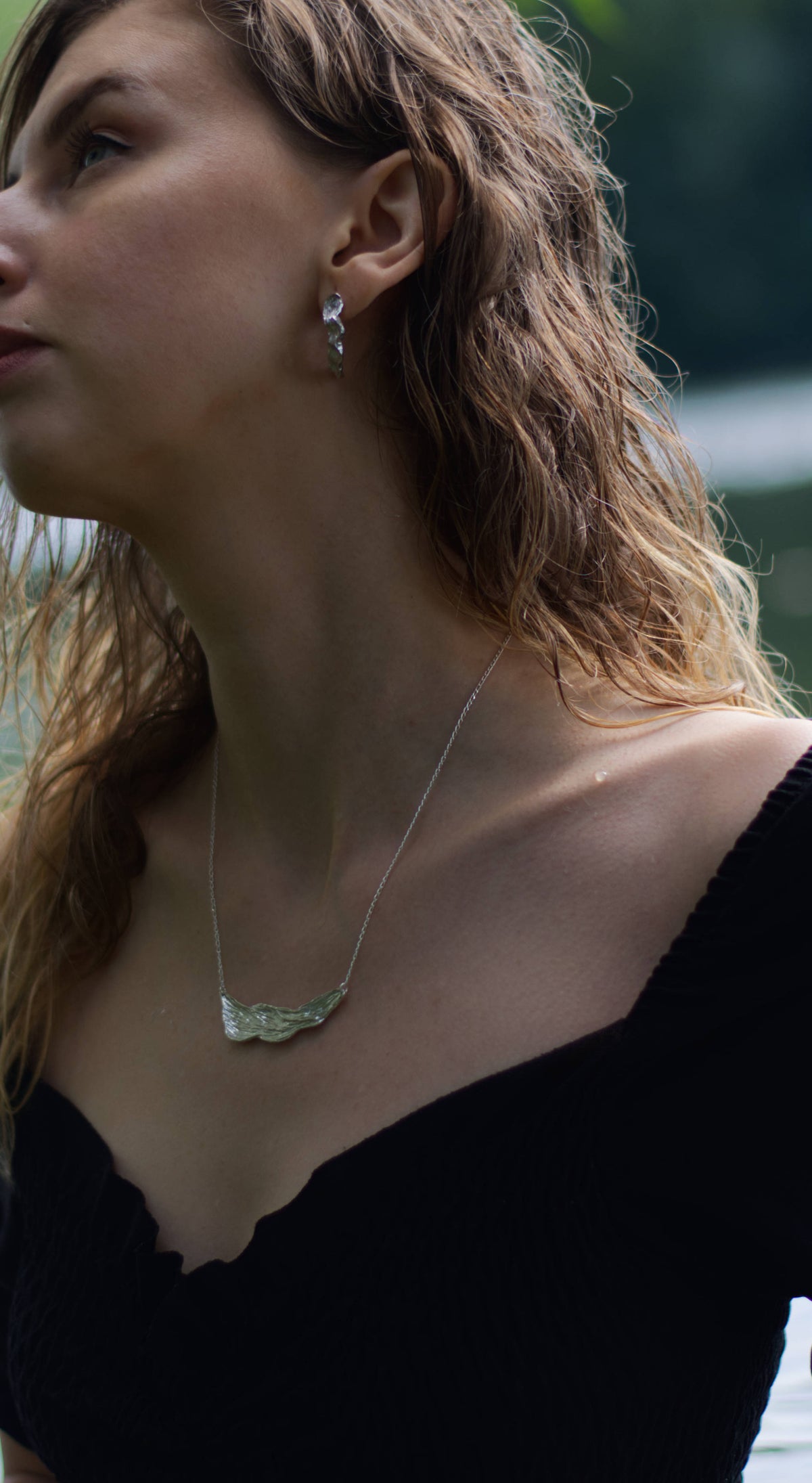 Thalassa necklace, bold statement piece, handcrafted from silver, inspired by the sea, unique design, by Atelier Objectora, minimalist elegance, timeless accessory
Thalassa náhrdelník, výrazný dizajnový kúsok, ručne vyrábaný zo striebra, inšpirovaný morom, jedinečný dizajn, od Atelier Objectora, minimalistická elegancia, nadčasový doplnok