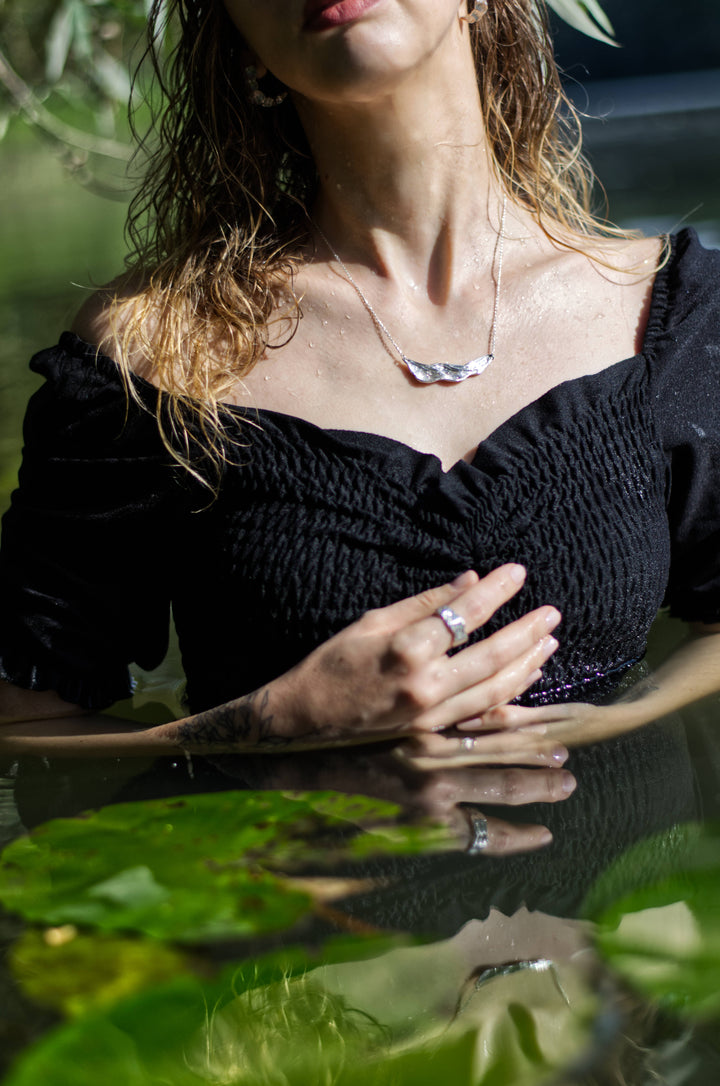 Thalassa necklace, bold statement piece, handcrafted from silver, inspired by the sea, unique design, by Atelier Objectora, minimalist elegance, timeless accessory
Thalassa náhrdelník, výrazný dizajnový kúsok, ručne vyrábaný zo striebra, inšpirovaný morom, jedinečný dizajn, od Atelier Objectora, minimalistická elegancia, nadčasový doplnok