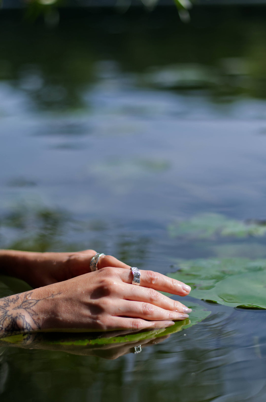 Thalassa ring, bold handcrafted silver design, inspired by the strength of the ocean, unique and statement-making, timeless, by Atelier Objectora
Thalassa prsteň, výrazný ručne vyrábaný strieborný dizajn, inšpirovaný silou oceánu, jedinečný a výrazný unisex šperk, Atelier Objectora, 