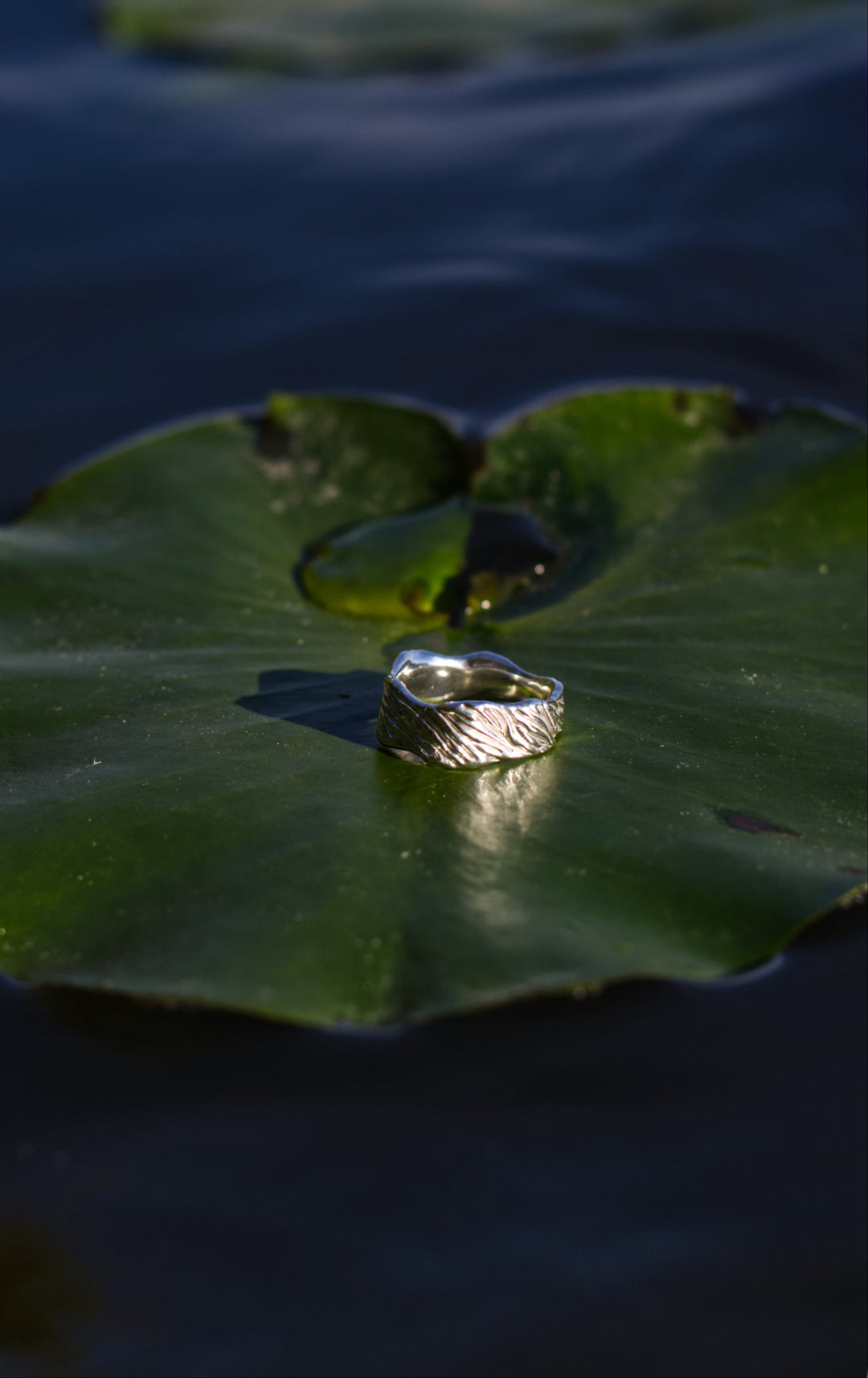 Thalassa ring, bold handcrafted silver design, inspired by the strength of the ocean, unique and statement-making, timeless, by Atelier Objectora
Thalassa prsteň, výrazný ručne vyrábaný strieborný dizajn, inšpirovaný silou oceánu, jedinečný a výrazný unisex šperk, Atelier Objectora, 
