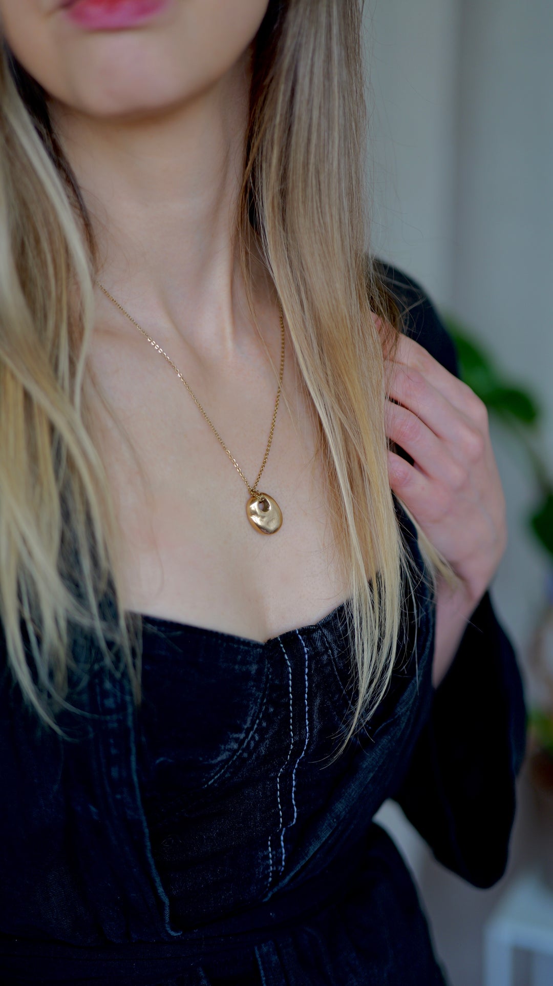 Bronzový talizman inšpirovaný tzv. hagstone – prírodným kameňom s otvorom, ktorý sa naprieč kultúrami nosil ako ochranný amulet a symbol pohľadu za hranicu viditeľného.

V keltských tradíciách je známy ako adder stone, v britskom folklóre ako hag stone či holey stone. V severských a baltských kultúrach sa spájal s ochranou, šťastím a prechodom medzi svetmi.

Každý prívesok je úplne jedinečný a nikdy nevyrábam dva identické kusy. Tvar, proporcie aj povrch nesú vlastný charakter. Kupujete presne ten konkrétny