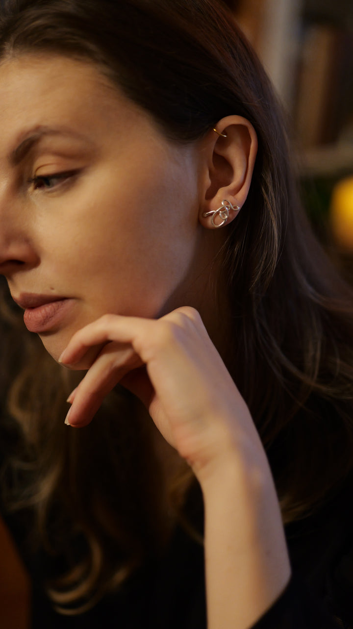 Handcrafted silver Serpent earrings by Atelier Objectora with an organic, snake inspired design, symbolizing wisdom, transformation, and mystery.

Ručne vyrobené strieborné náušnice Serpent od Atelier Objectora s organickým dizajnom inšpirovaným hadom, symbolizujúcim múdrosť, premenu a tajomstvo.