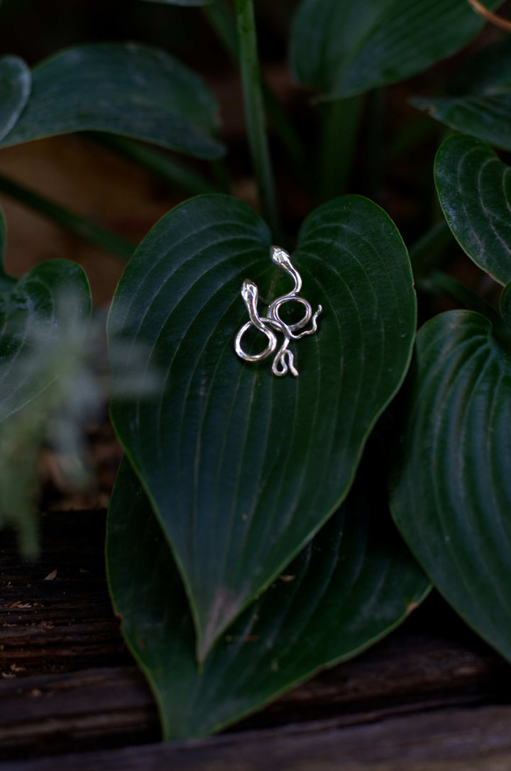 Handcrafted silver Serpent earrings by Atelier Objectora with an organic, snake inspired design, symbolizing wisdom, transformation, and mystery.

Ručne vyrobené strieborné náušnice Serpent od Atelier Objectora s organickým dizajnom inšpirovaným hadom, symbolizujúcim múdrosť, premenu a tajomstvo.
