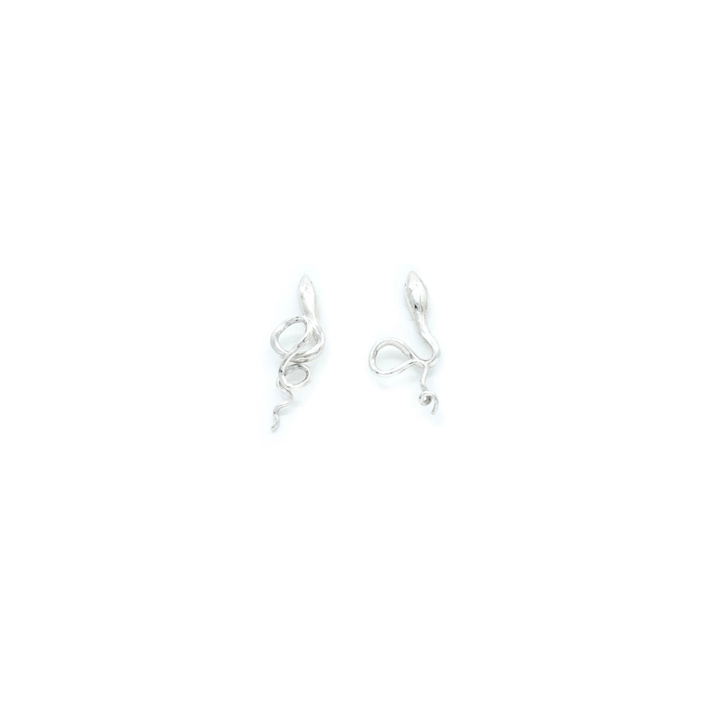 Handcrafted silver Serpent earrings by Atelier Objectora with an organic, snake inspired design, symbolizing wisdom, transformation, and mystery.

Ručne vyrobené strieborné náušnice Serpent od Atelier Objectora s organickým dizajnom inšpirovaným hadom, symbolizujúcim múdrosť, premenu a tajomstvo.
