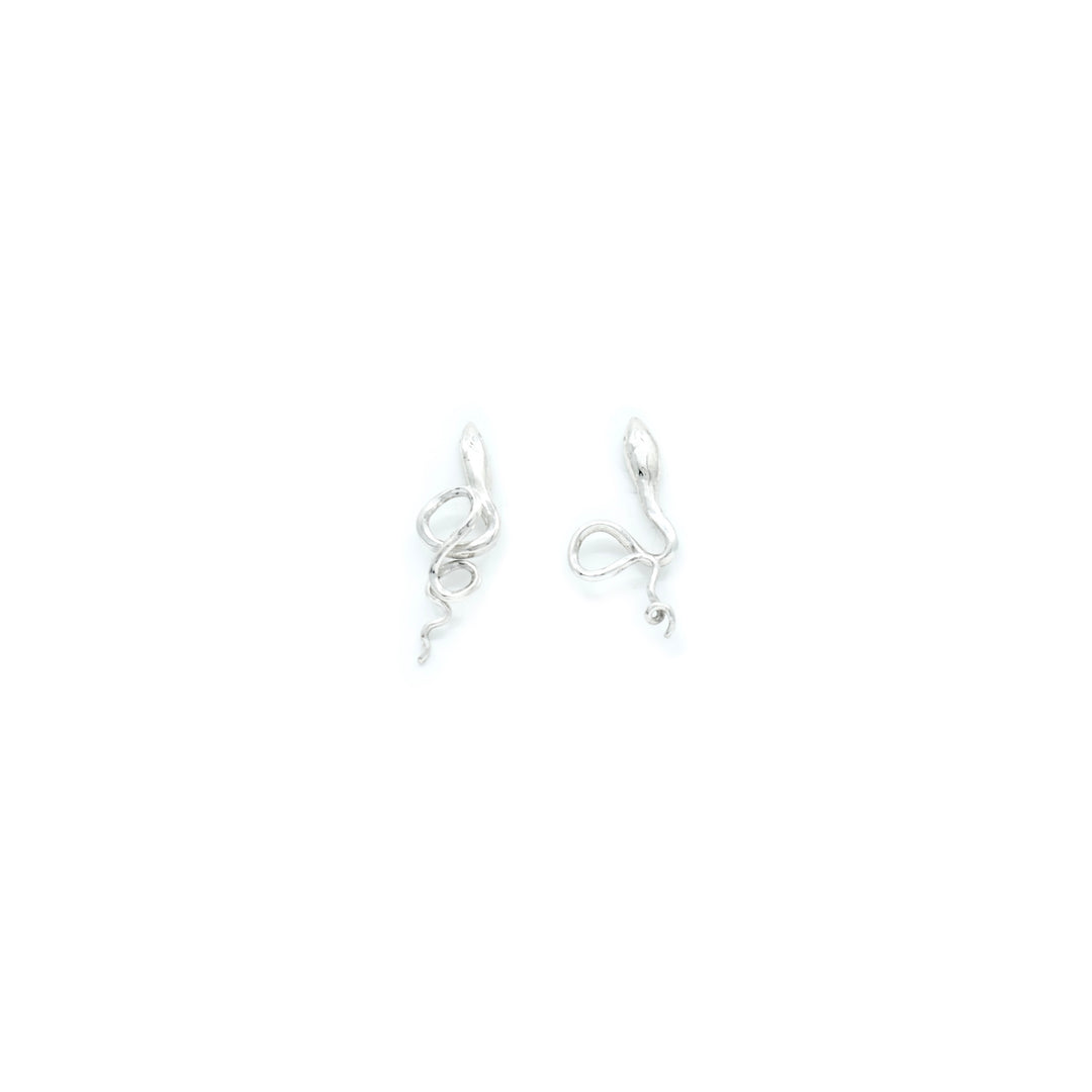 Handcrafted silver Serpent earrings by Atelier Objectora with an organic, snake inspired design, symbolizing wisdom, transformation, and mystery.

Ručne vyrobené strieborné náušnice Serpent od Atelier Objectora s organickým dizajnom inšpirovaným hadom, symbolizujúcim múdrosť, premenu a tajomstvo.