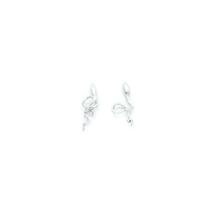 Handcrafted silver Serpent earrings by Atelier Objectora with an organic, snake inspired design, symbolizing wisdom, transformation, and mystery.

Ručne vyrobené strieborné náušnice Serpent od Atelier Objectora s organickým dizajnom inšpirovaným hadom, symbolizujúcim múdrosť, premenu a tajomstvo.