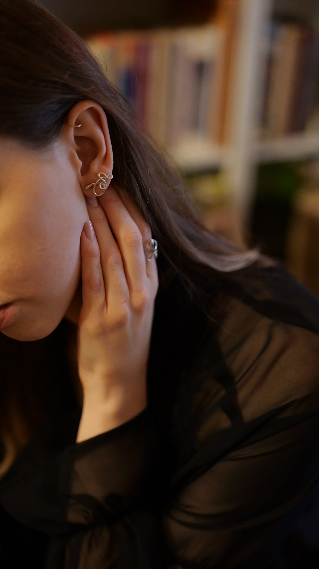 Handcrafted silver Serpent earrings by Atelier Objectora with an organic, snake inspired design, symbolizing wisdom, transformation, and mystery.

Ručne vyrobené strieborné náušnice Serpent od Atelier Objectora s organickým dizajnom inšpirovaným hadom, symbolizujúcim múdrosť, premenu a tajomstvo.