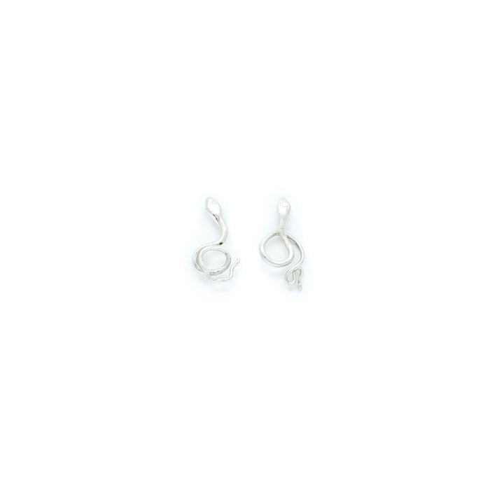 Handcrafted silver Serpent earrings by Atelier Objectora with an organic, snake inspired design, symbolizing wisdom, transformation, and mystery.

Ručne vyrobené strieborné náušnice Serpent od Atelier Objectora s organickým dizajnom inšpirovaným hadom, symbolizujúcim múdrosť, premenu a tajomstvo.