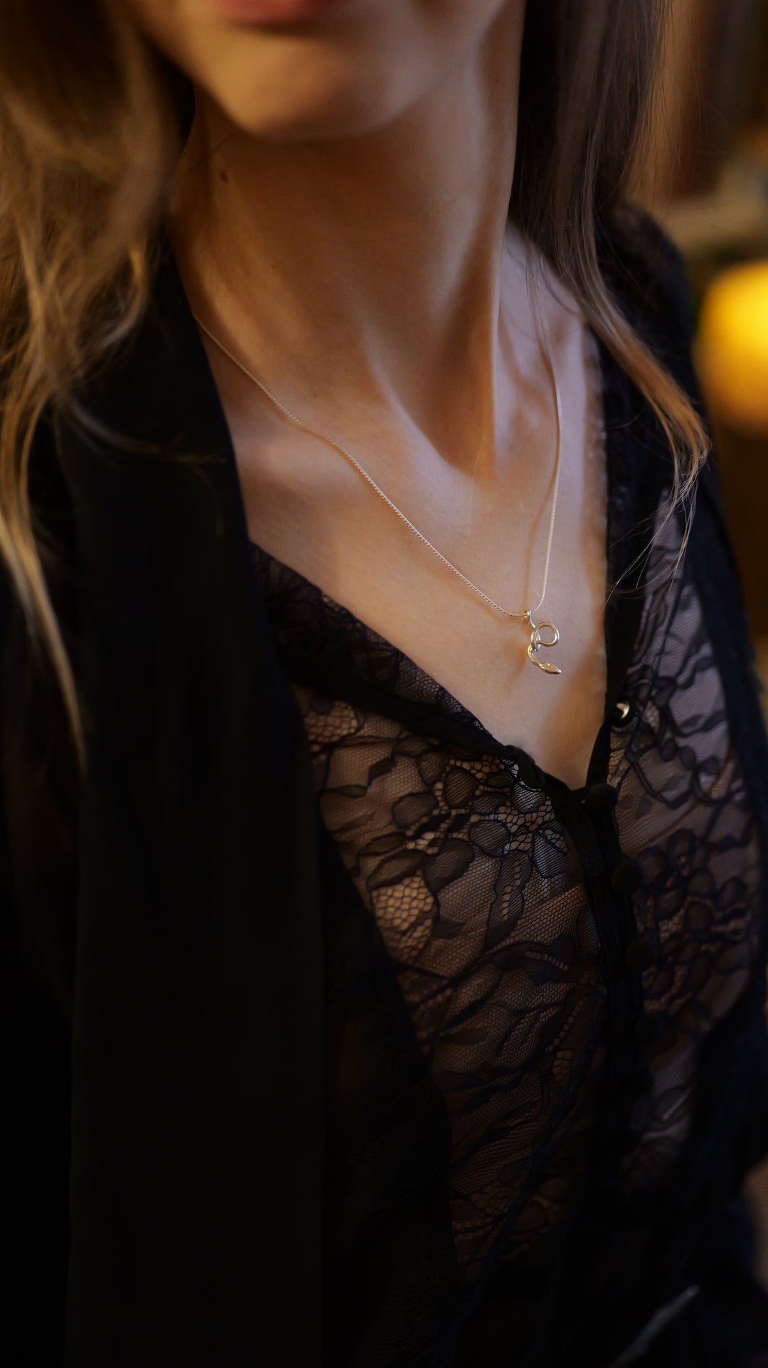 Handcrafted silver Serpent necklace by Atelier Objectora with an organic, snake inspired design, 
Ručne vyrobený strieborný náhrdelník Serpent od Atelier Objectora s organickým dizajnom, náhrdelník s hadom