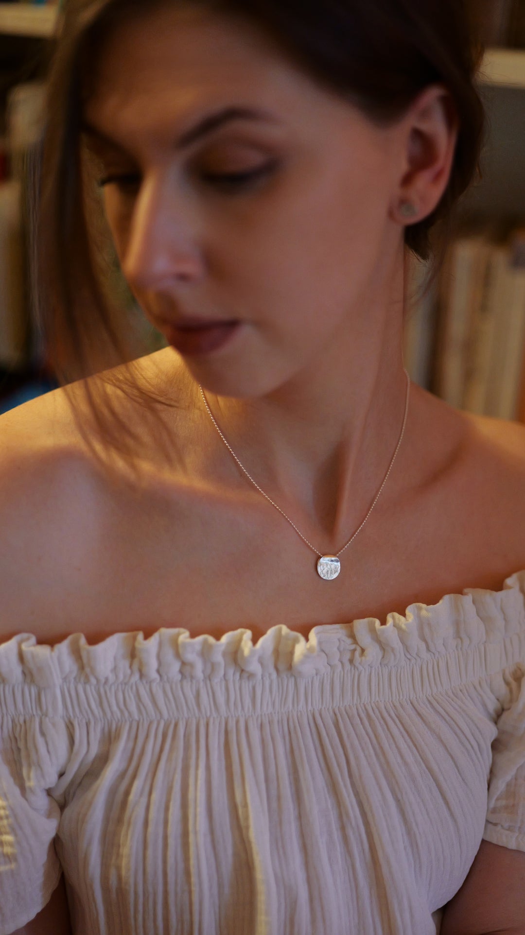 Handcrafted silver Minimal Medallion necklace by Atelier Objectora with a simple, timeless design, perfect for daily wear or layering with other pieces.

Ručne vyrobený strieborný minimalistický medailónový náhrdelník od Atelier Objectora s jednoduchým, nadčasovým dizajnom, ideálny na každodenné nosenie alebo vrstvenie s ďalšími šperkami.
