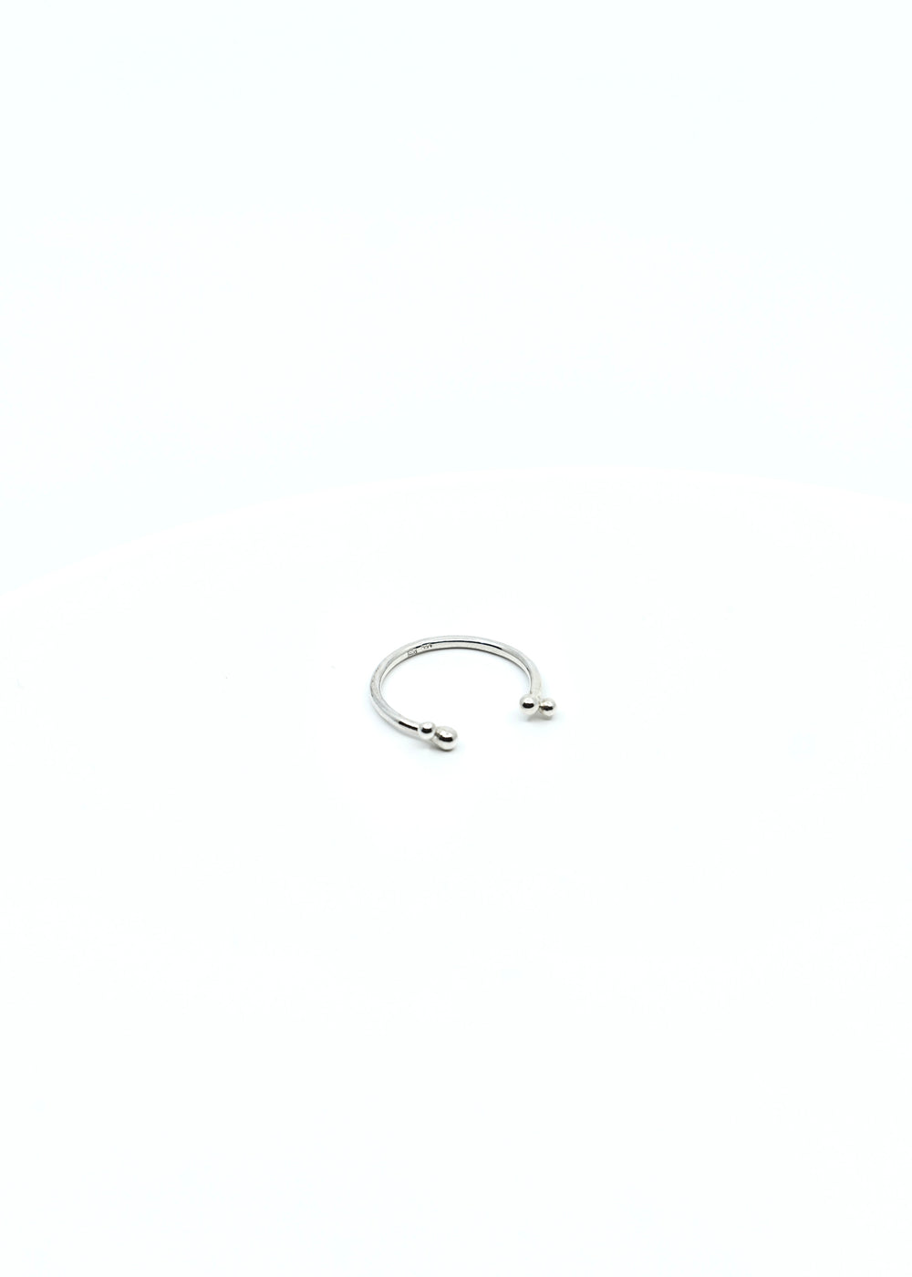 Minimalistický strieborný prsteň s gulôčkami