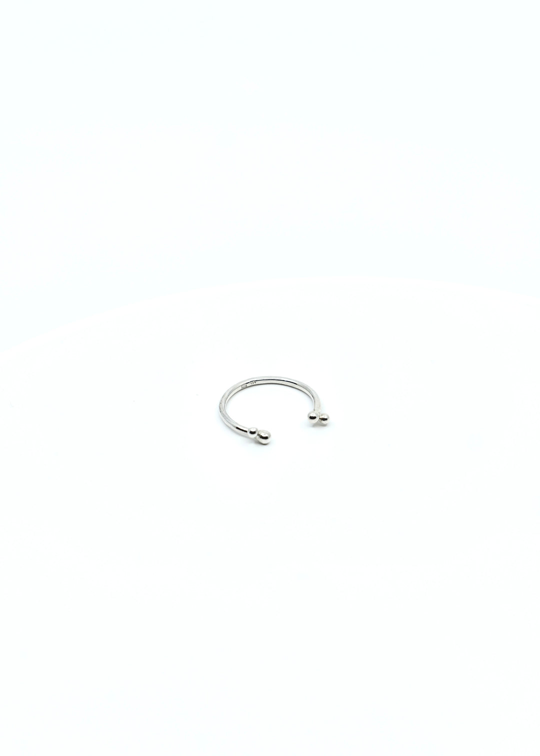 Minimalistický strieborný prsteň s gulôčkami