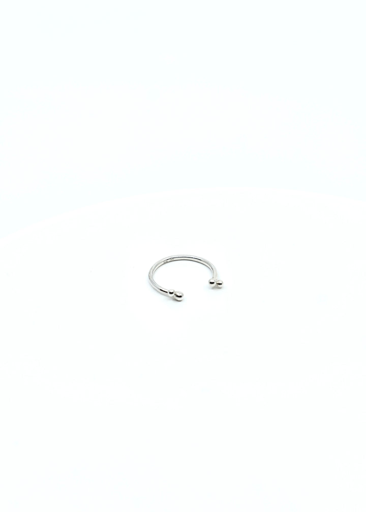 Minimalistický strieborný prsteň s gulôčkami