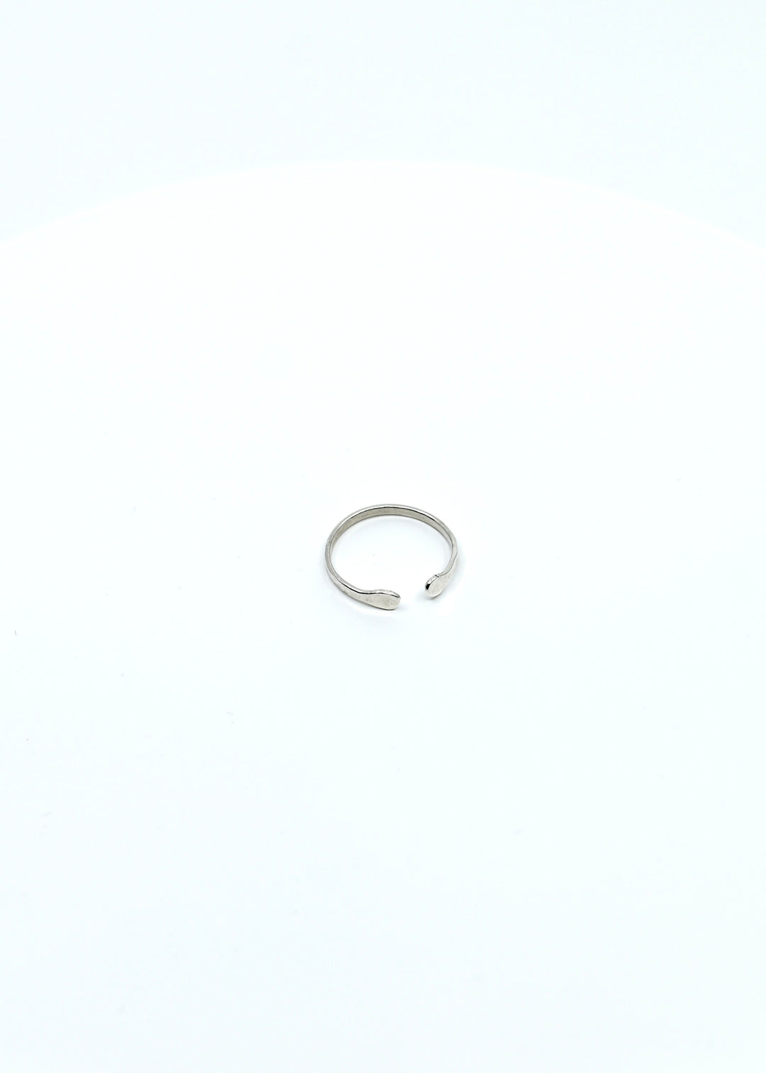 Minimalistický Strieborný prsteň "minimal XS", otvorený prsteň zo striebra s tepaným povrchom