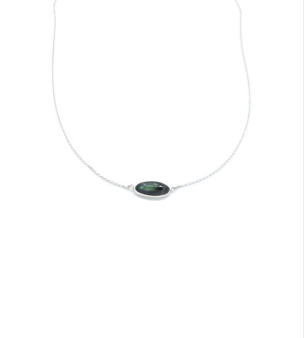 jemný náhrdelník zo striebra 925/1000 osadený prírodným kameňom, labradoritom. šperk vyrobený ručne na slovensku od atelier objectora